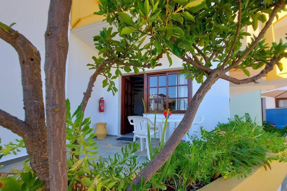 Menelaos Apartments Daratsos Bagian luar foto