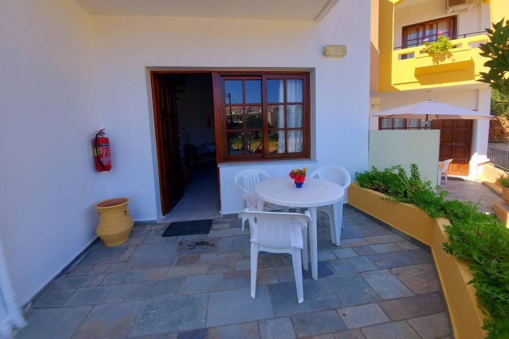 Menelaos Apartments Daratsos Bagian luar foto