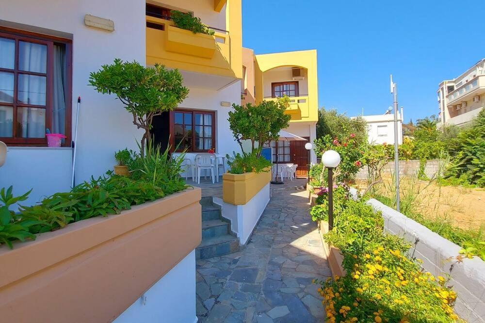 Menelaos Apartments Daratsos Bagian luar foto