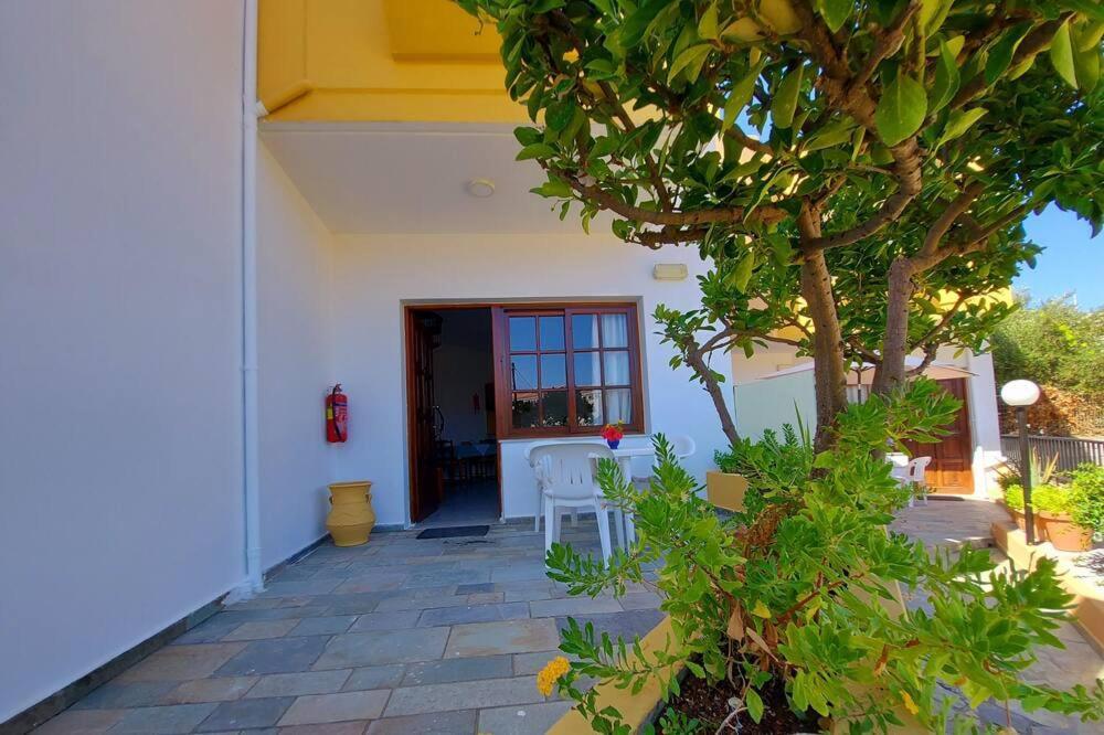 Menelaos Apartments Daratsos Bagian luar foto