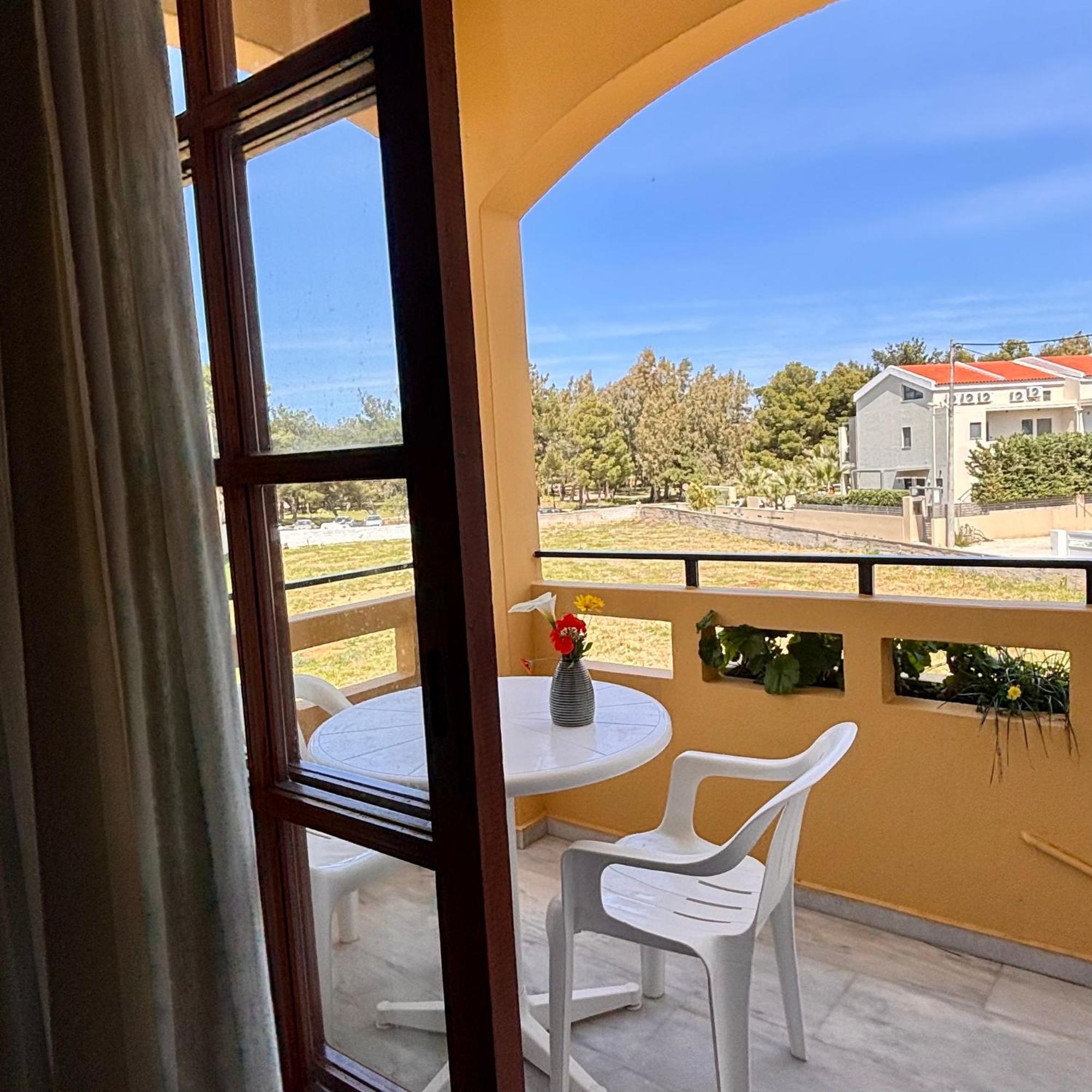 Menelaos Apartments Daratsos Bagian luar foto